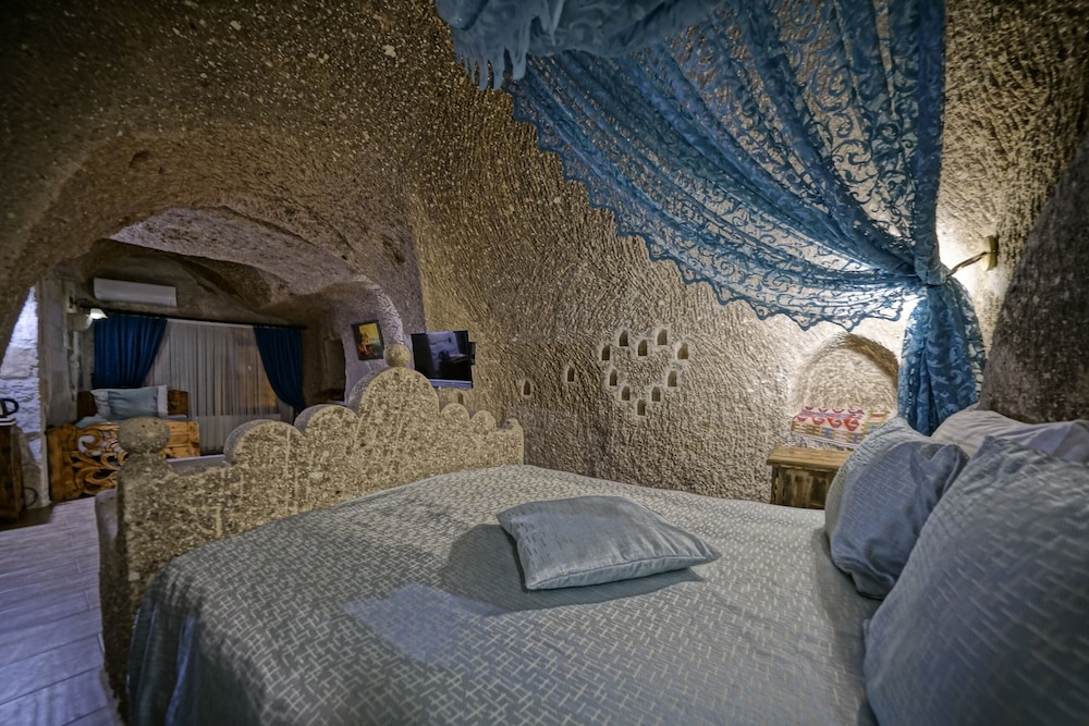 Cave, Sultan, Suite, Queen Bed