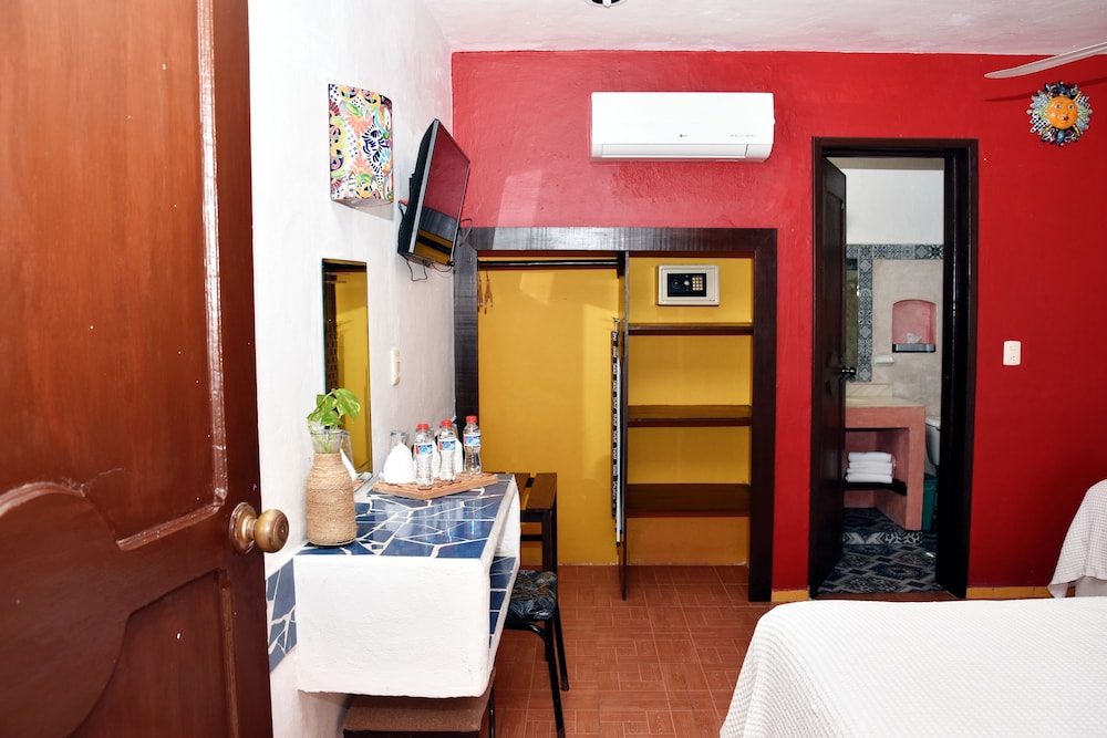 Hotel Mary Carmen 11/72
