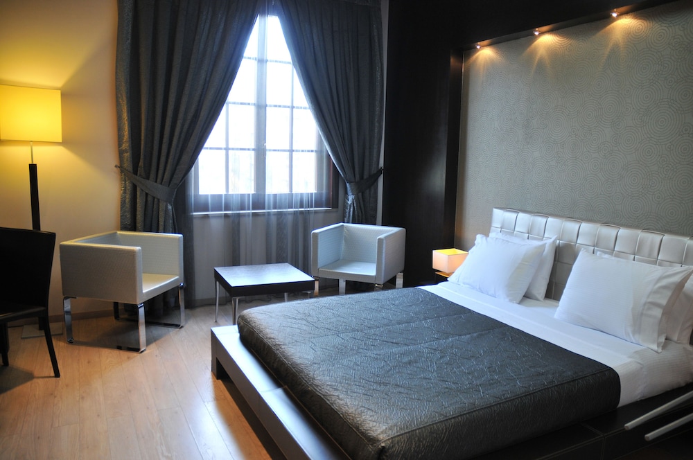Monarc Hotel 17/58