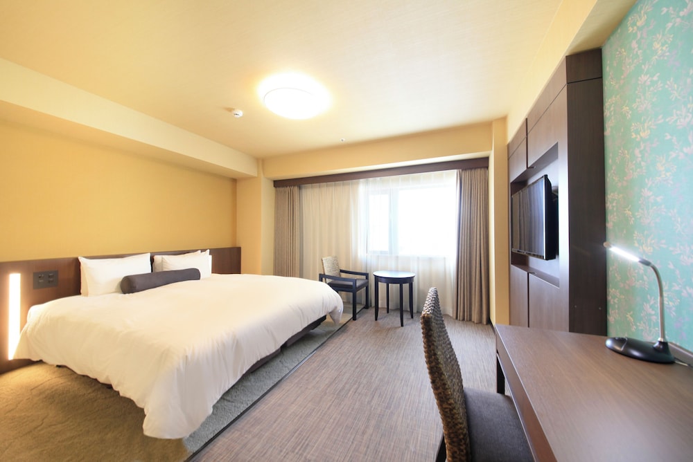 DELUXE, SINGLE, QUEEN BED, SMOKING