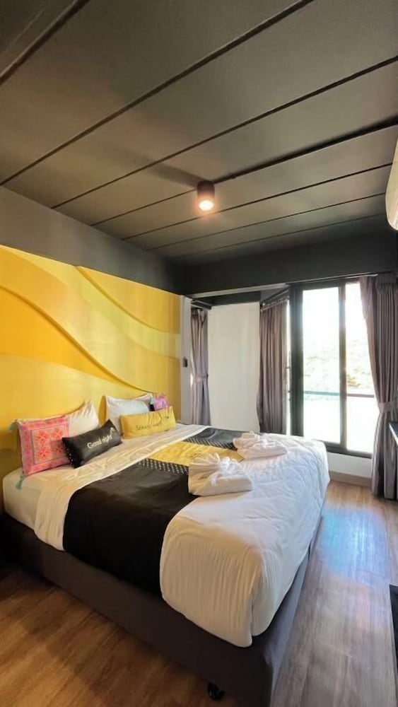GRAND, PANORAMA, SUITE, 1 KING AND 1 SINGLE BEDS