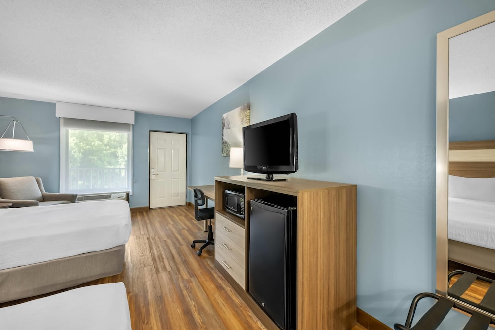 Standard, 2 Double Beds, Quality Inn Barbourville, KY 3/4