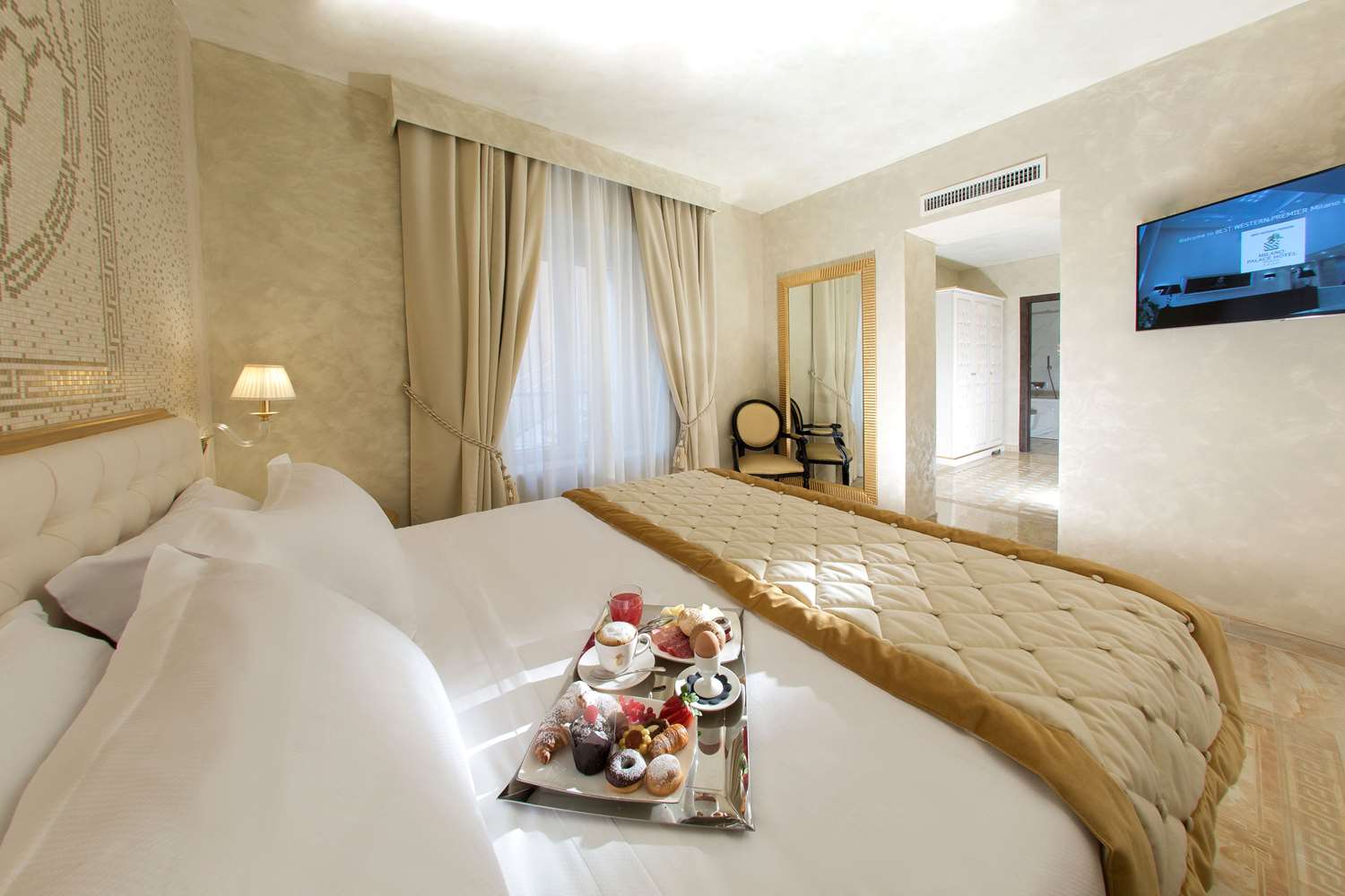 Junior Suite, King Bed, 2 Bathrooms، Best Western Premier Milano Palace Hotel 5/8