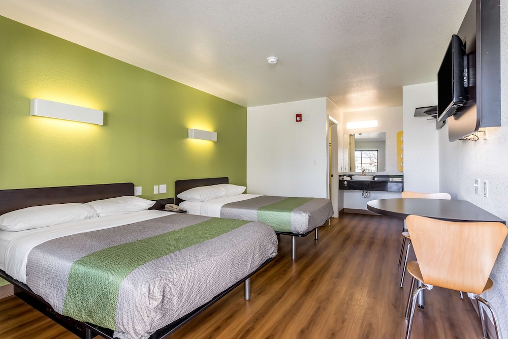 Motel6 El Paso, TX - East 16/32