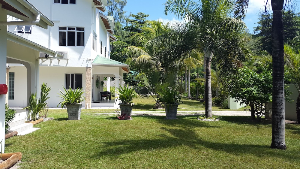 La Modestie Villa 36/50