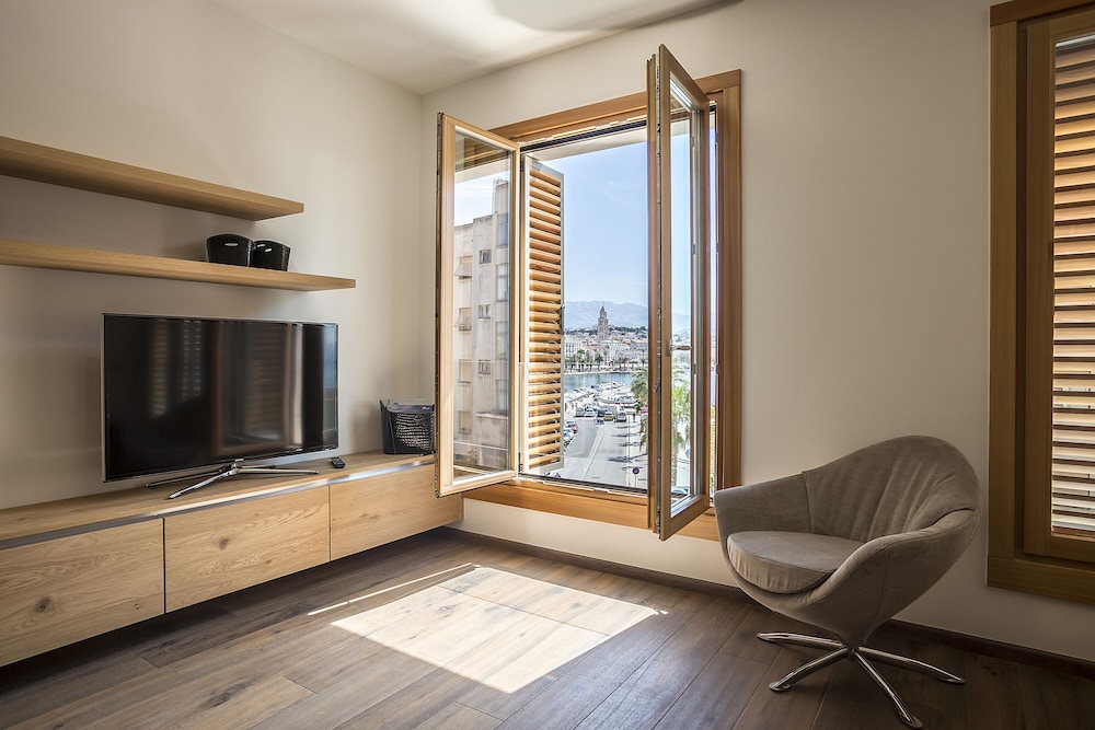 Seaview Luxury Retreat 24/42