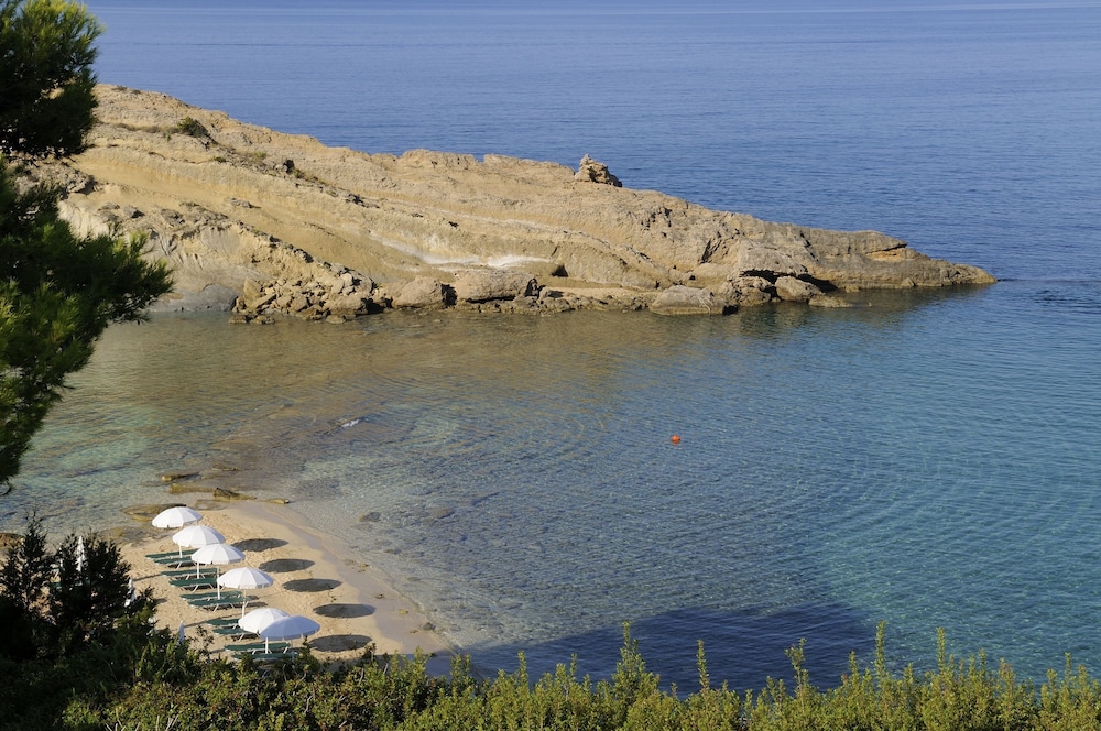 White Rocks Hotel & Bungalows 70/77