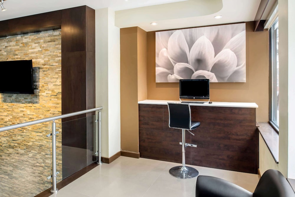 La Quinta Inn & Suites by Wyndham Oshawa 37/48