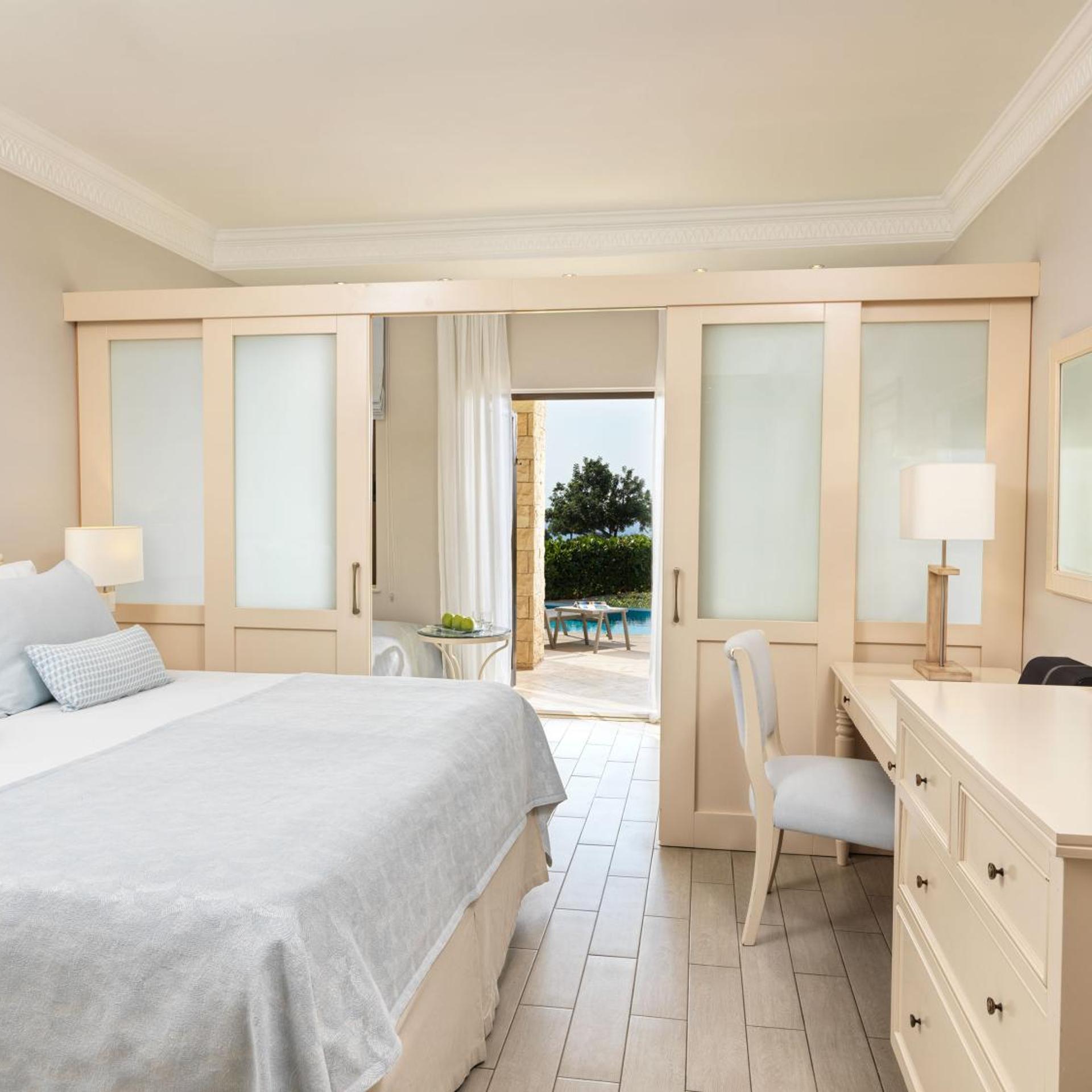 Swim Up, Junior Suite, Golf and Sea View