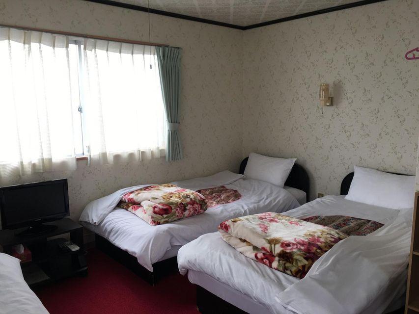 JAPANESE, 4 BEDS, SHARED BATHROOM