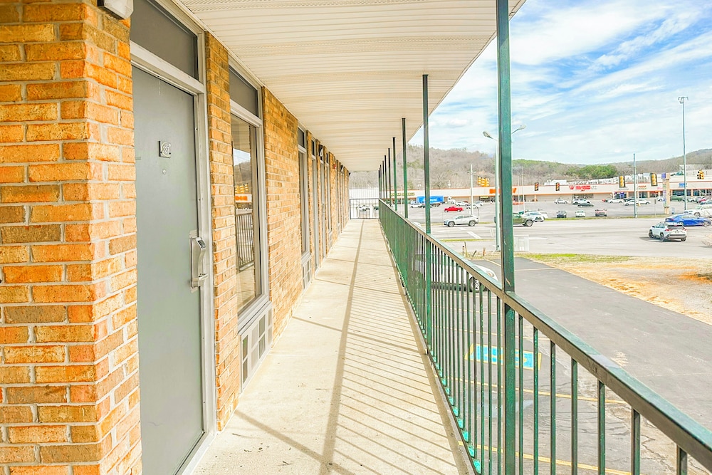 Regal Inn Guntersville Hwy 431 4/50