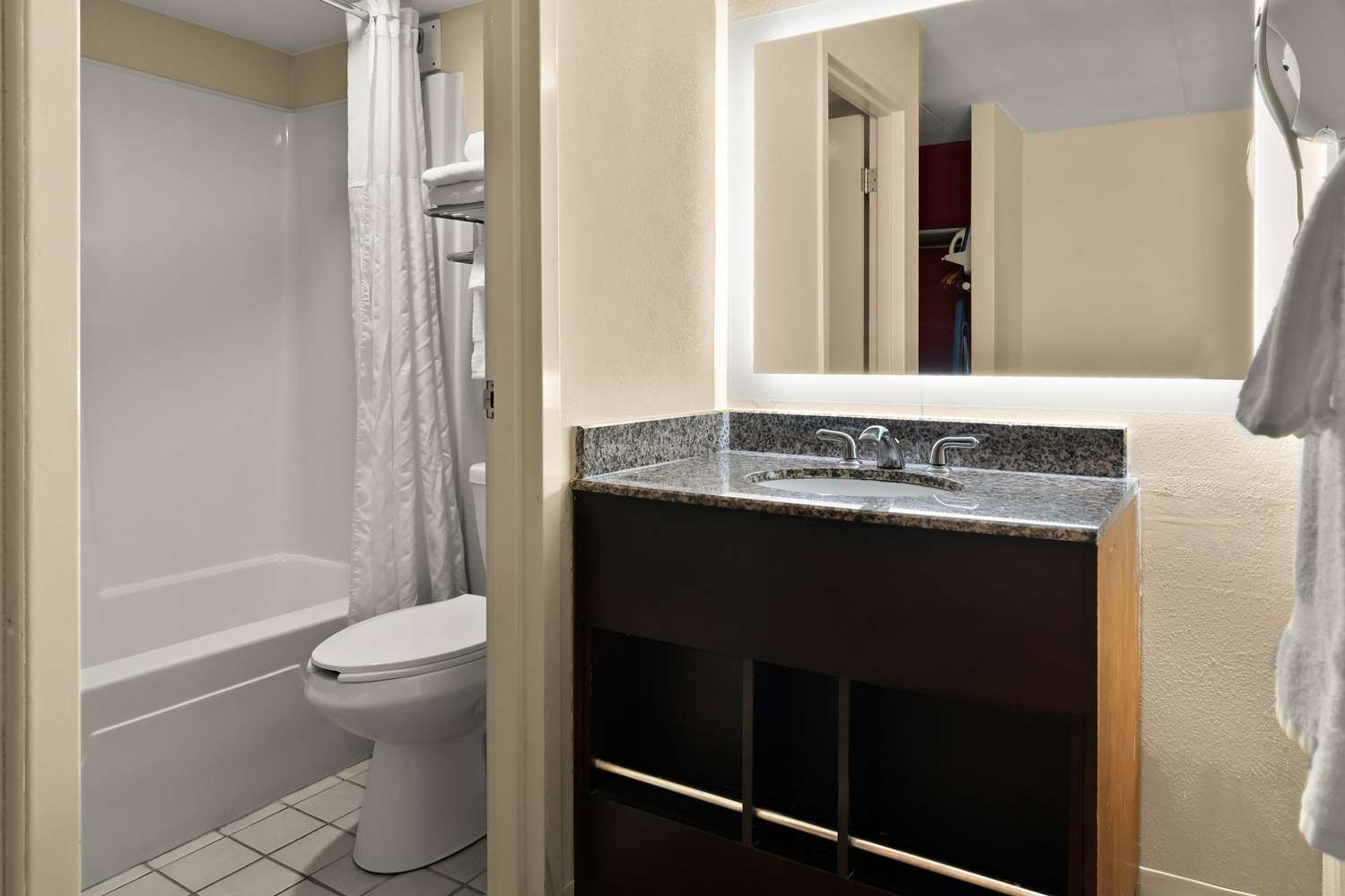 Ramada By Wyndham Harrisburg/Hershey Area 56/59
