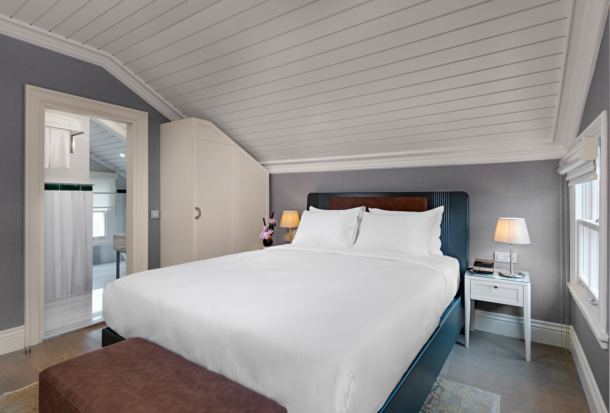 Penthouse Suite, Queen Bed, Sofa