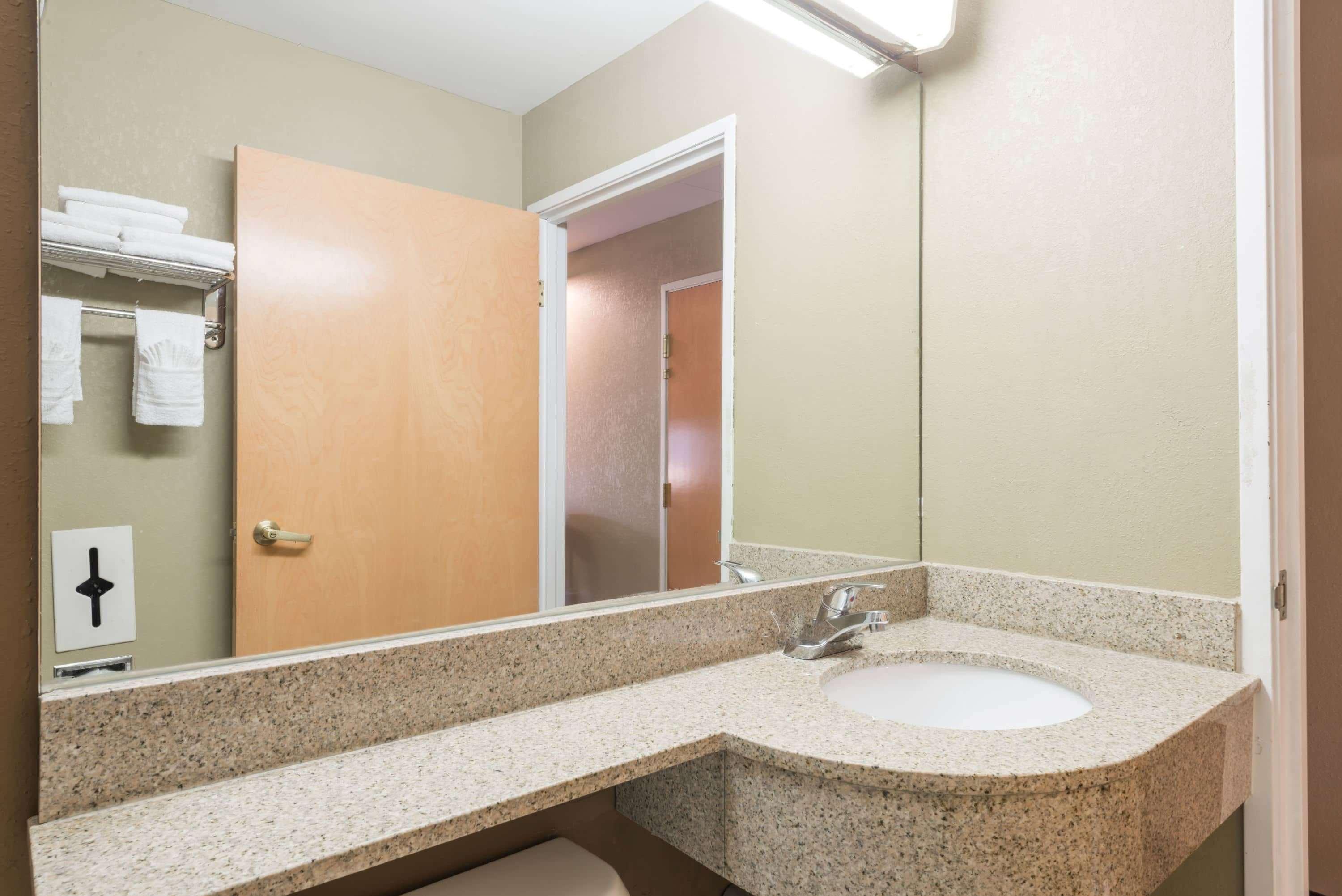 Microtel Inn & Suites by Wyndham West Chester 25/27
