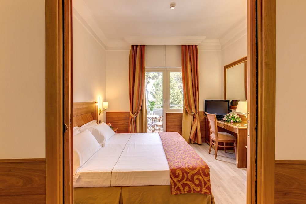 Pinewood Hotel Rome 30/70
