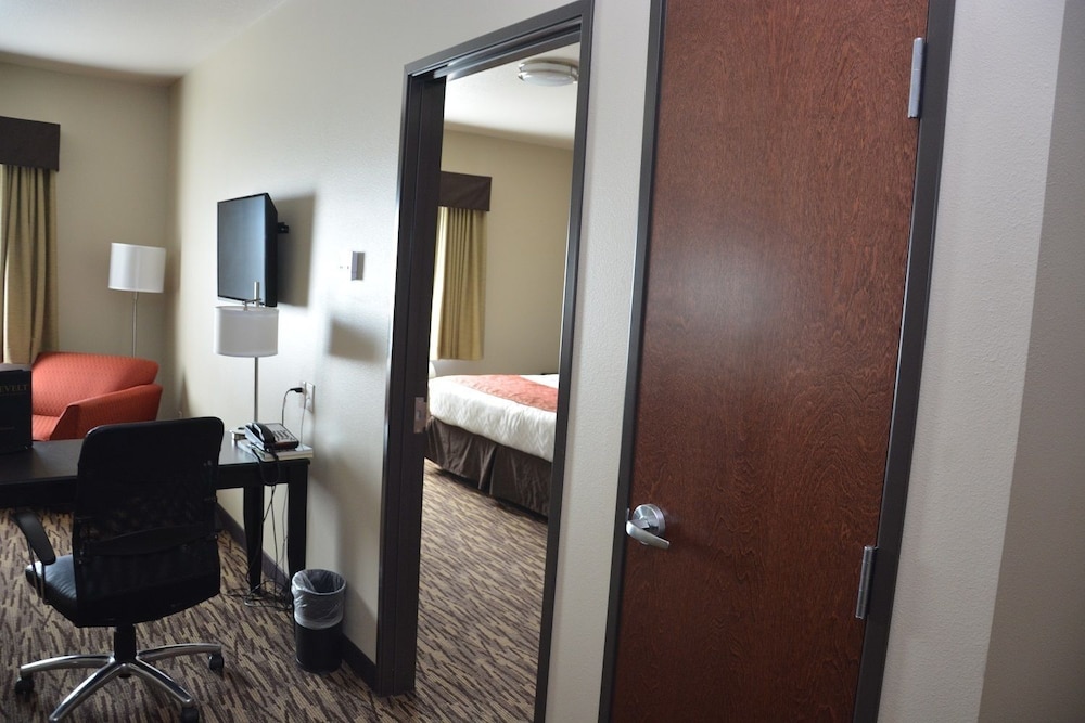 Roosevelt Inn and Suites 32/38