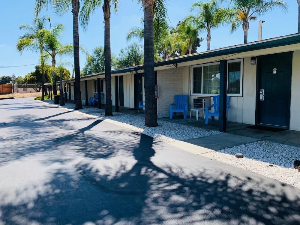 Fallbrook Country Inn 1/65