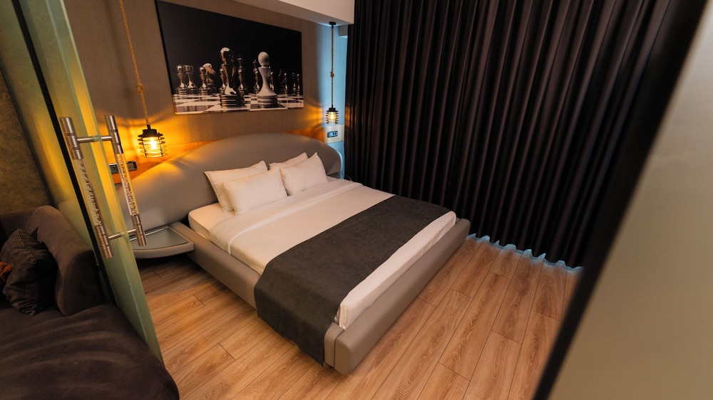 JUNIOR SUITE, QUEEN AND TWIN BEDS