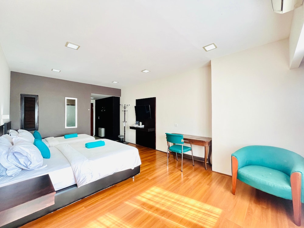 Capital O 769 City Hotel 15/24
