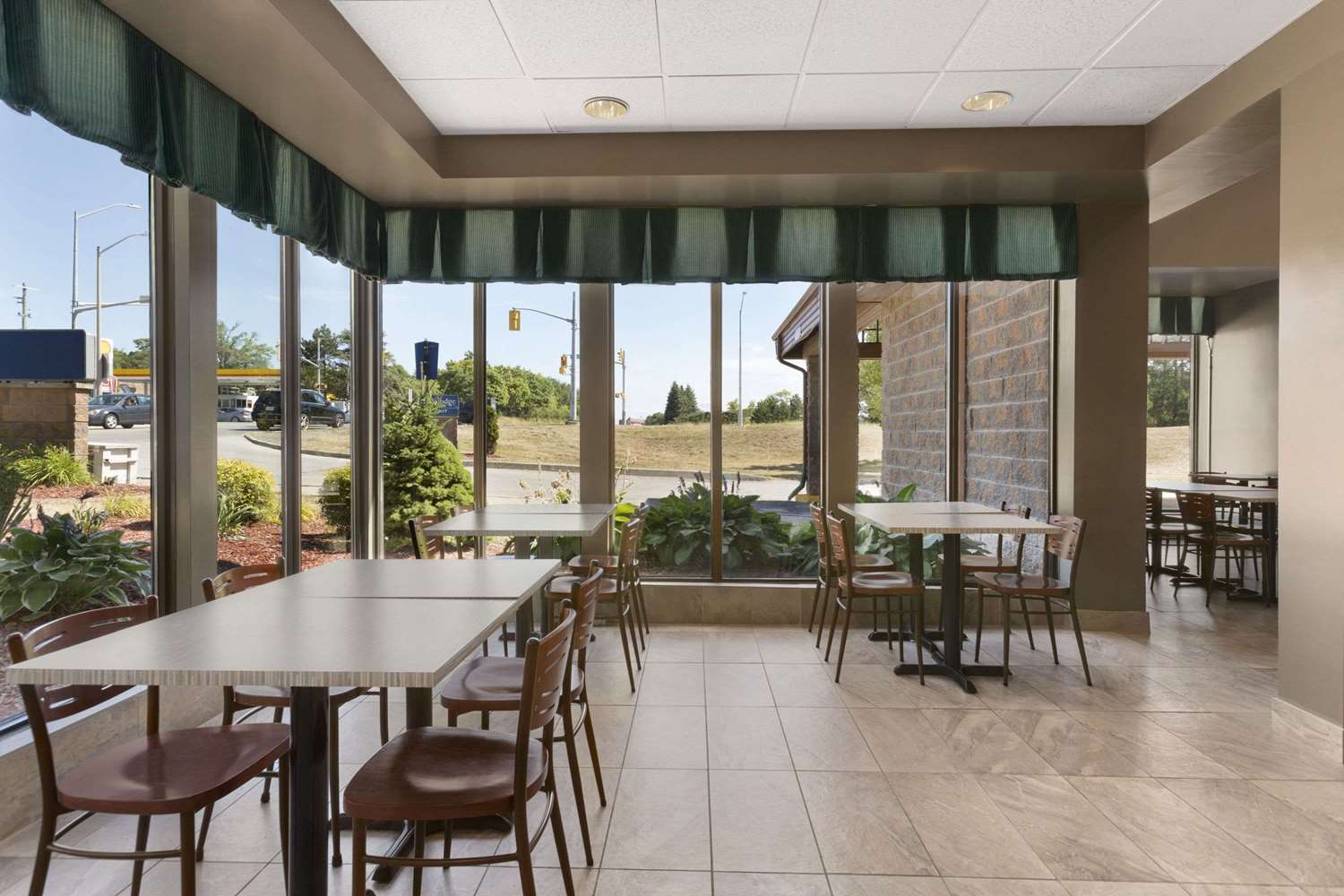 Travelodge by Wyndham Barrie on Bayfield 17/24