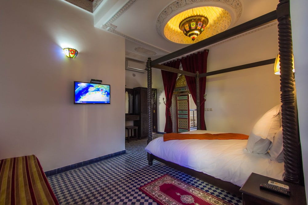 Ambassador, Suite, Queen and Twin Beds