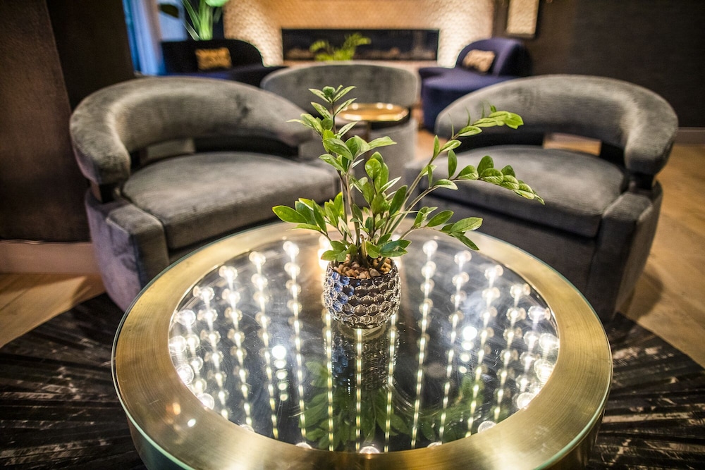 The Kindler Hotel 37/41