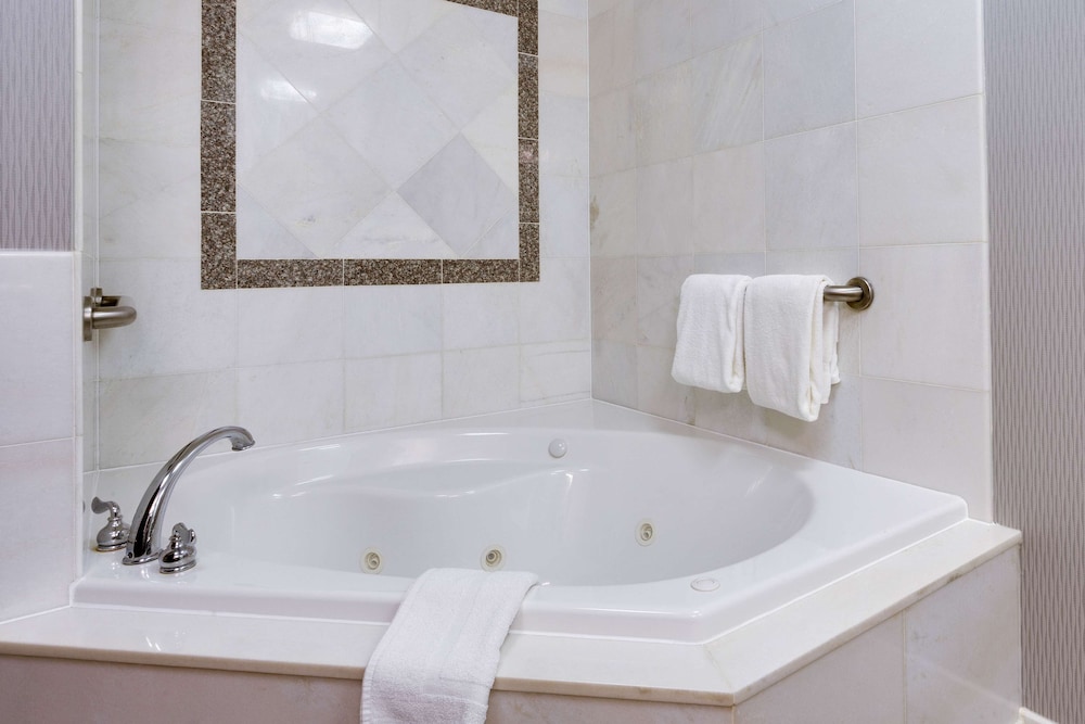 Drury Inn and Suites St Louis O Fallon IL 35/36