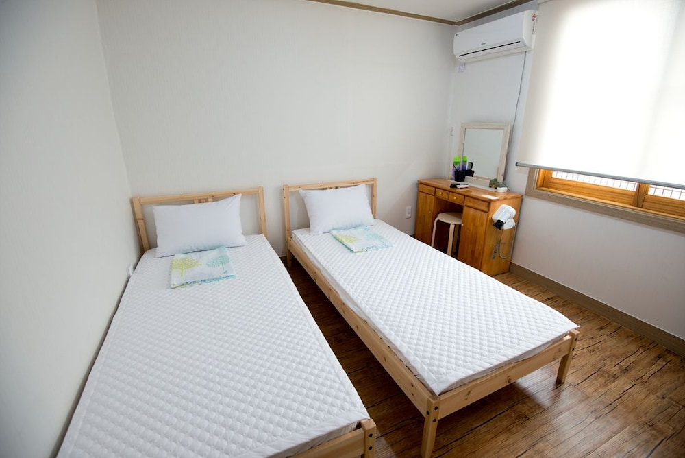 ROOM, TWIN BEDS