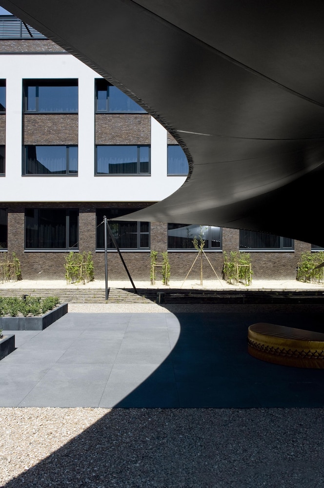 Carbon Hotel 60/61