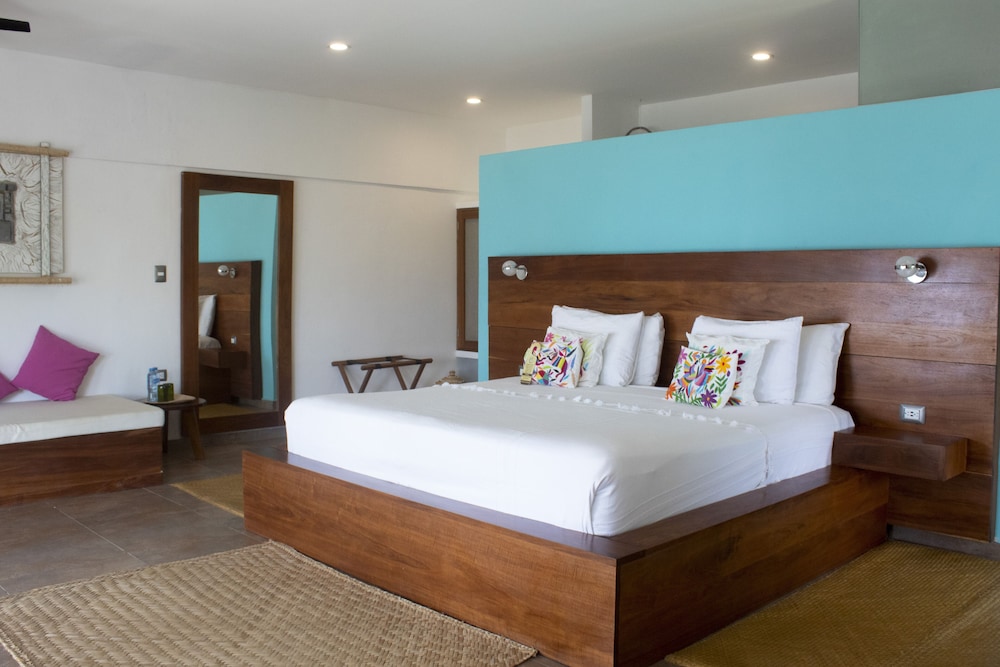 Master, Suite, King Bed, 2 Sofa