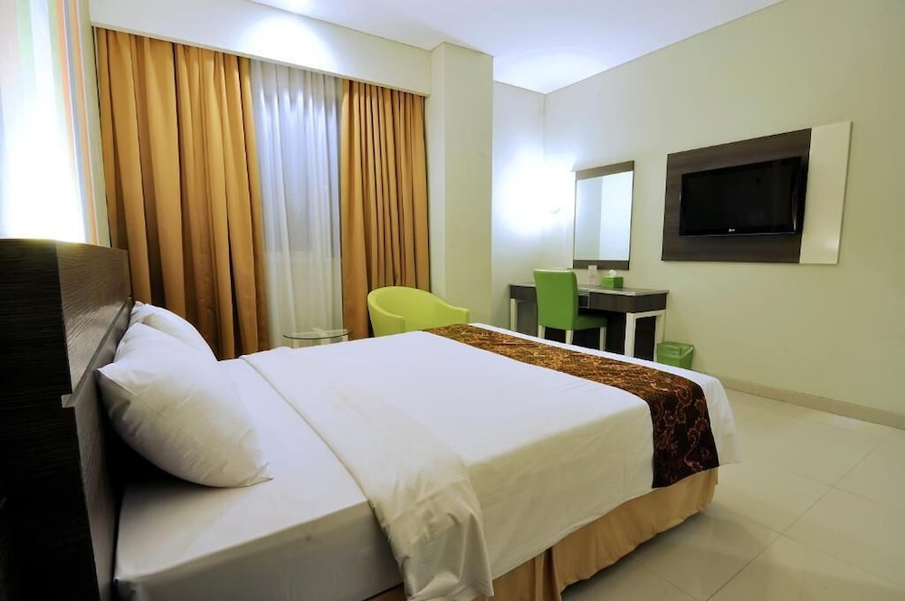 Pose In Hotel Solo 19/48