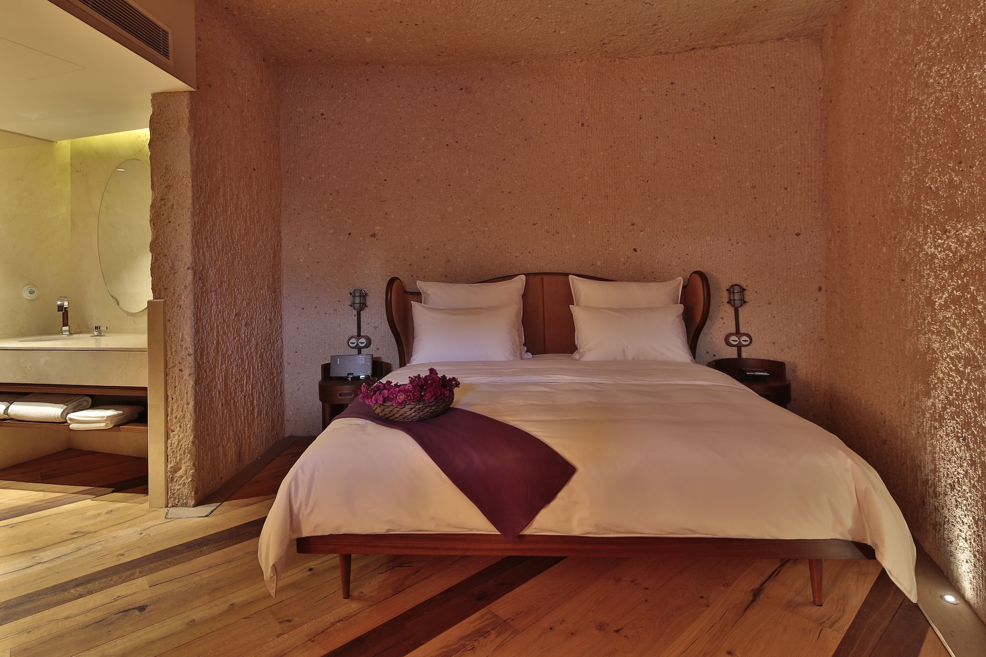 Cave, Superior, Suite, King Bed
