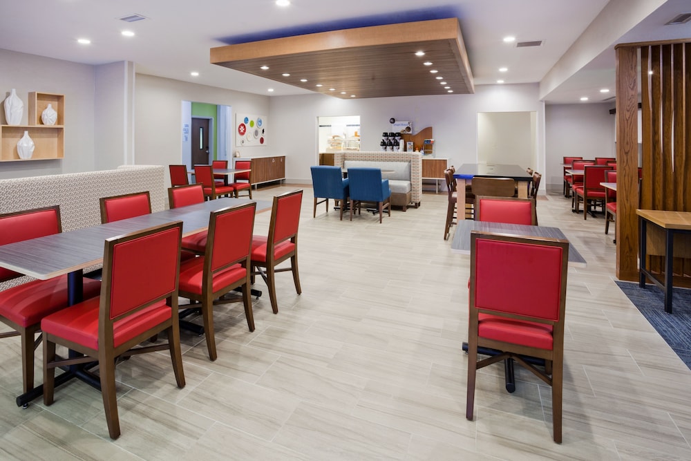 Holiday Inn Express & Suites Dickinson 48/60