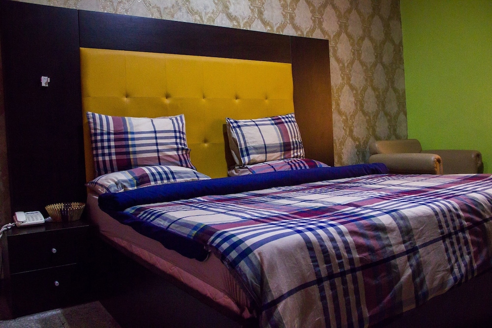 Paris Suites 38/64