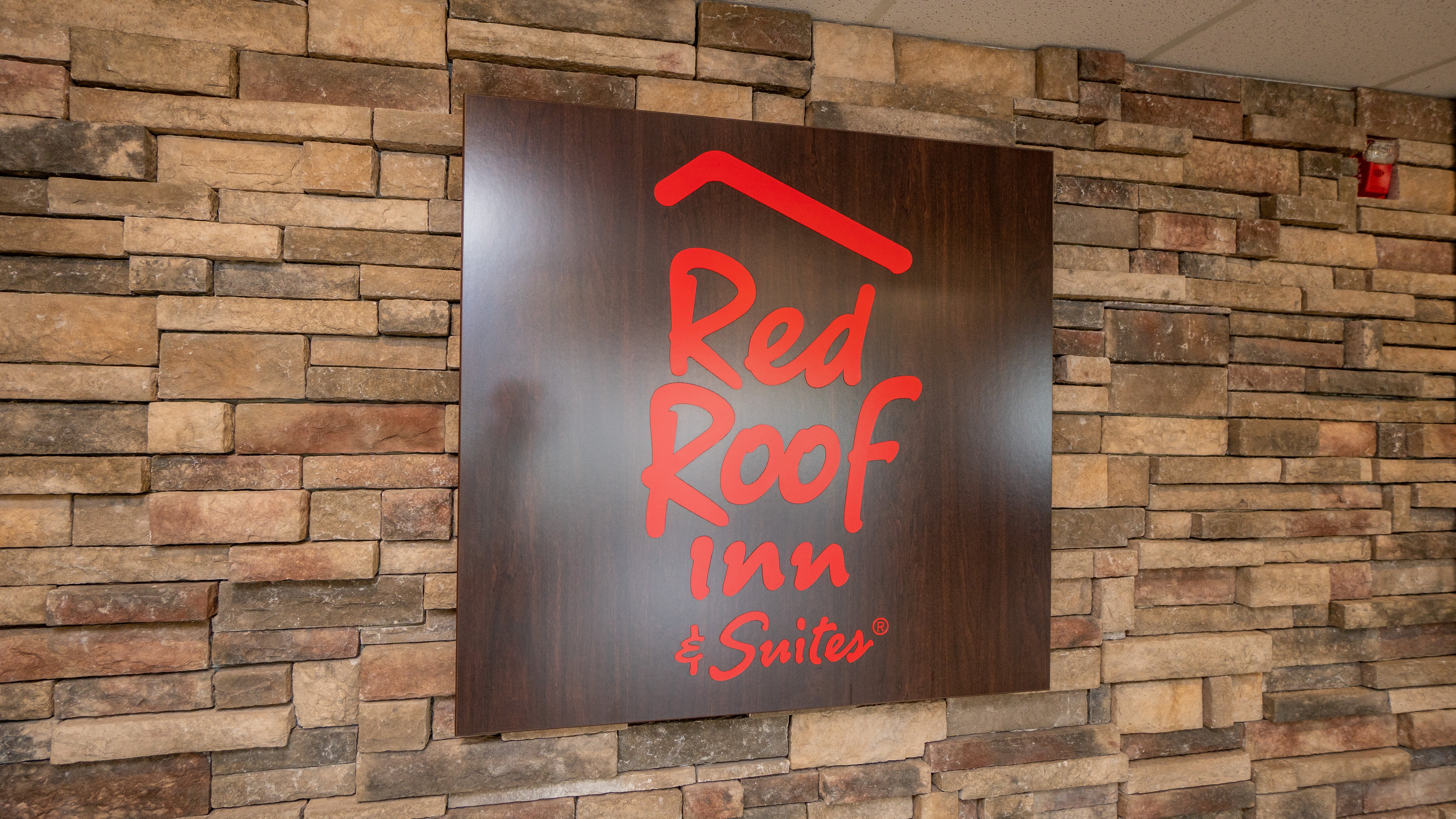 Red Roof Inn and Suites Indianapolis Airport 4/46