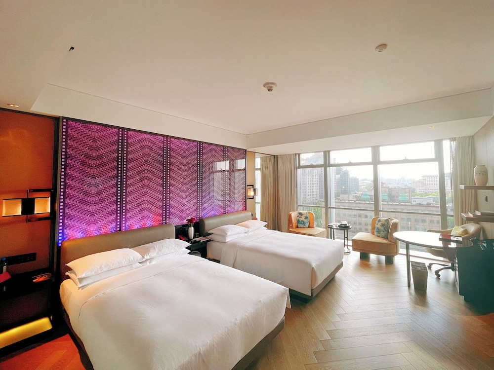 LUXURY, TWIN BEDS