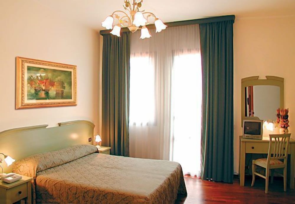 ROOM, TRIPLE
