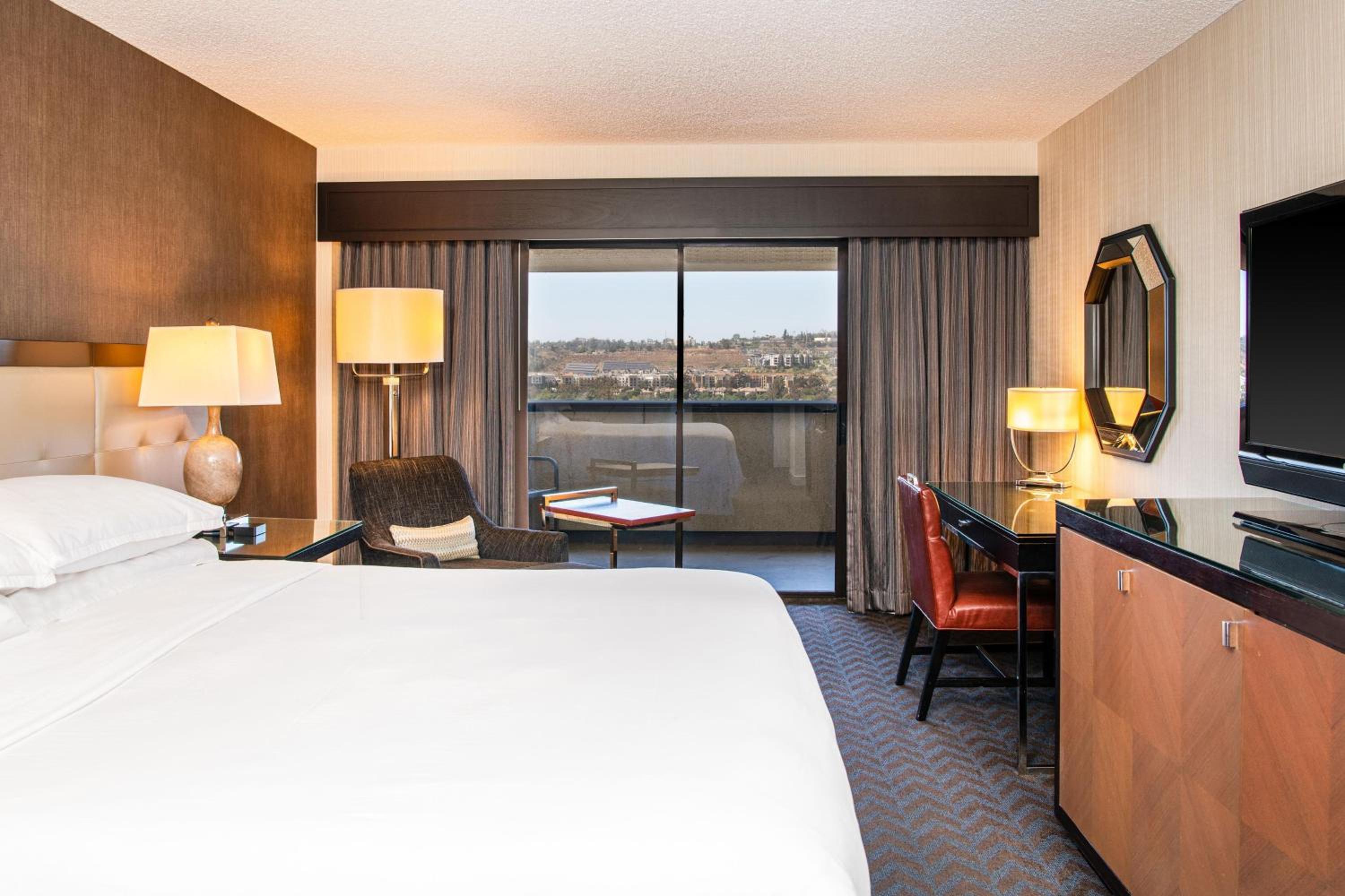 Guest Room, Traditional, King Bed, Balcony, Sheraton Mission Valley San Diego 2/7