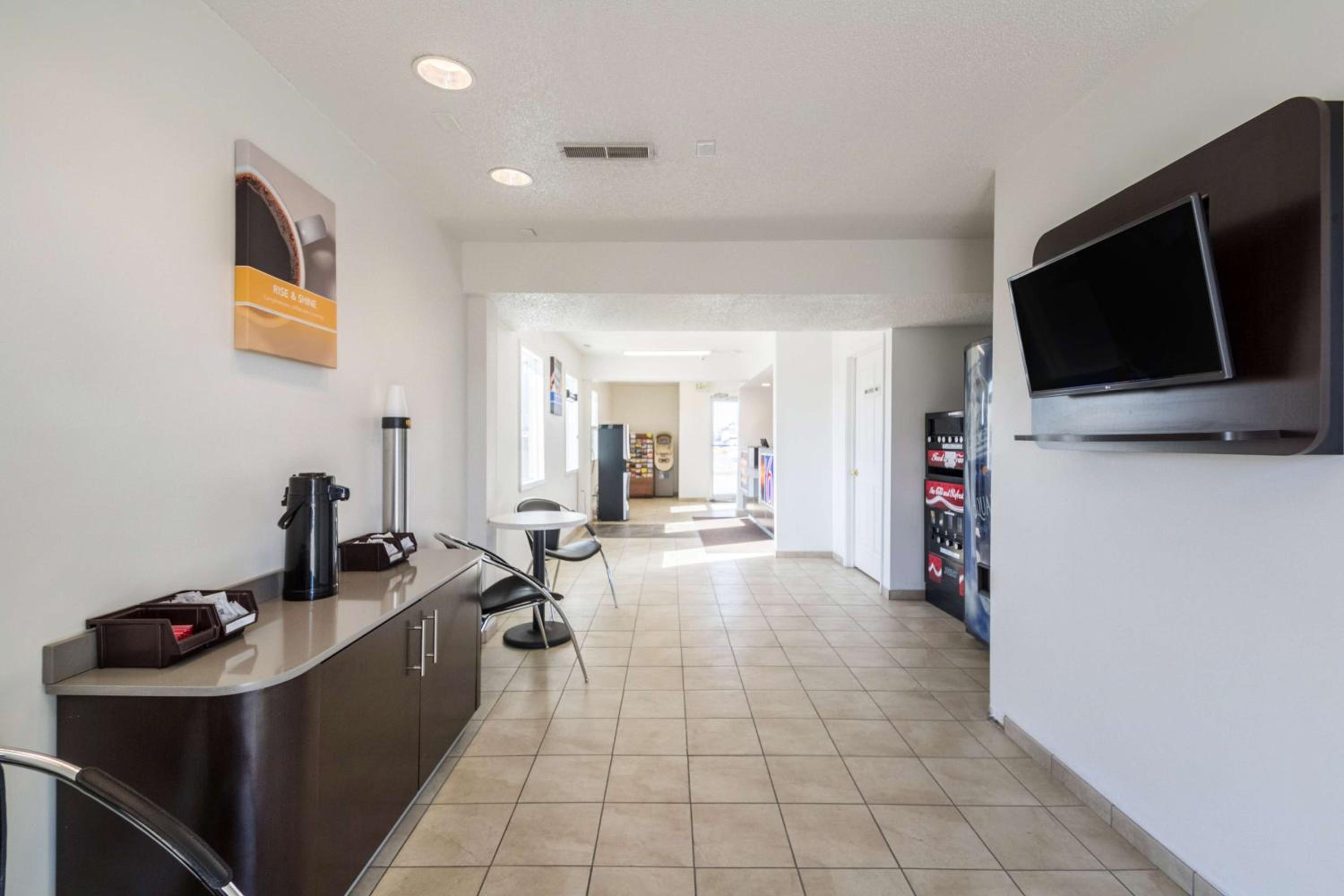 Motel 6 Indianapolis IN - South (ex Americas Best Inn South) 2/46