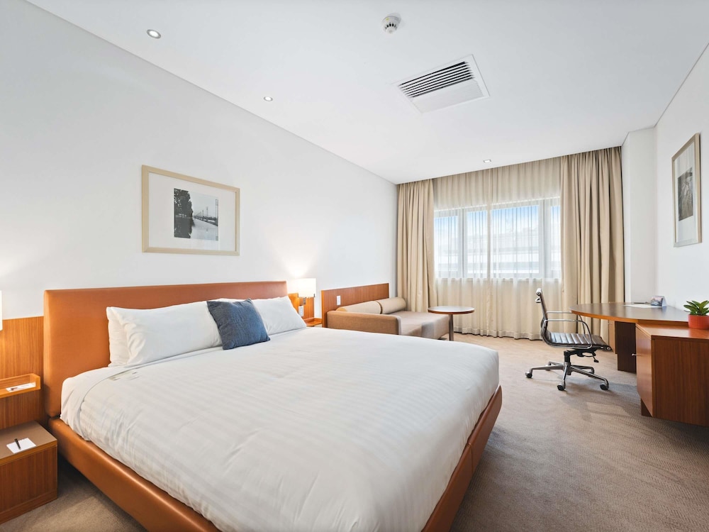 Novotel Canberra 24/72