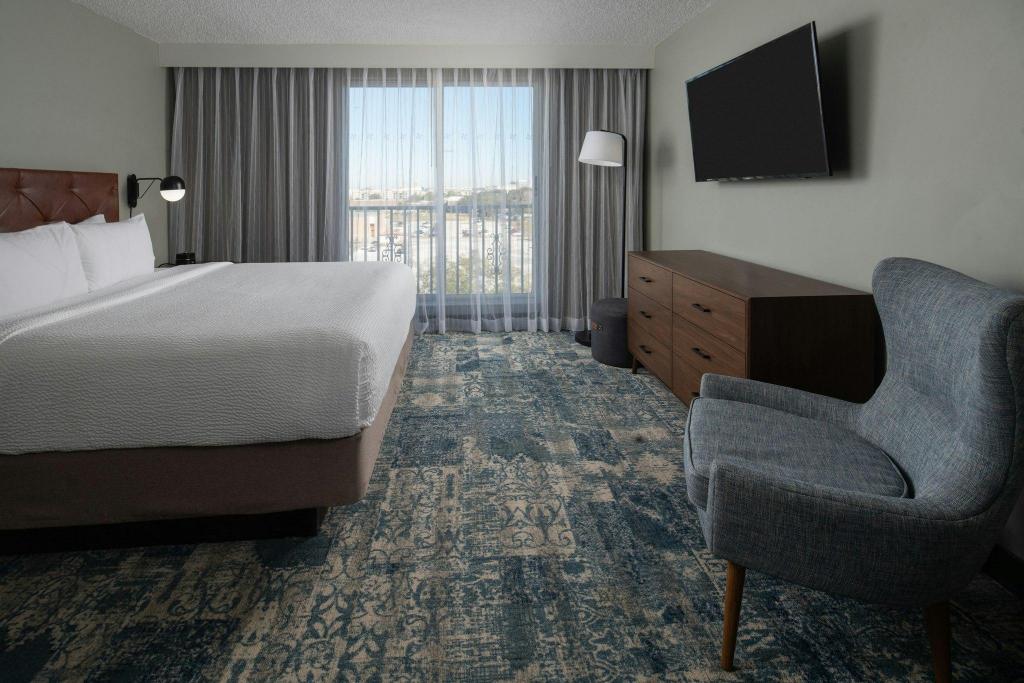 1 Bedroom, Suite, King Bed, Sofa, Bathtub, Accessible