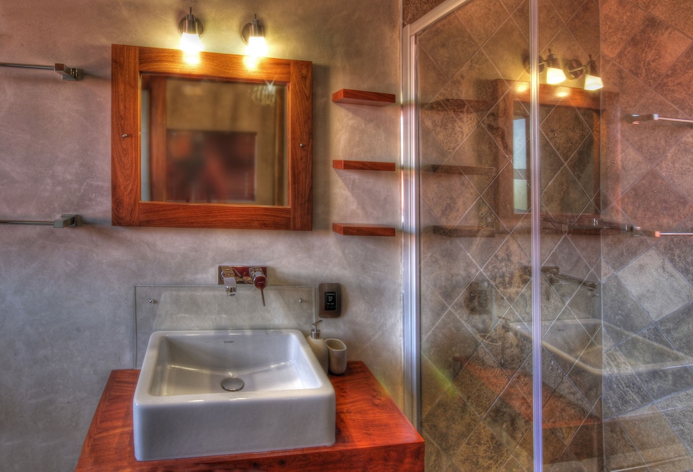 Hartmann Suites 13/15