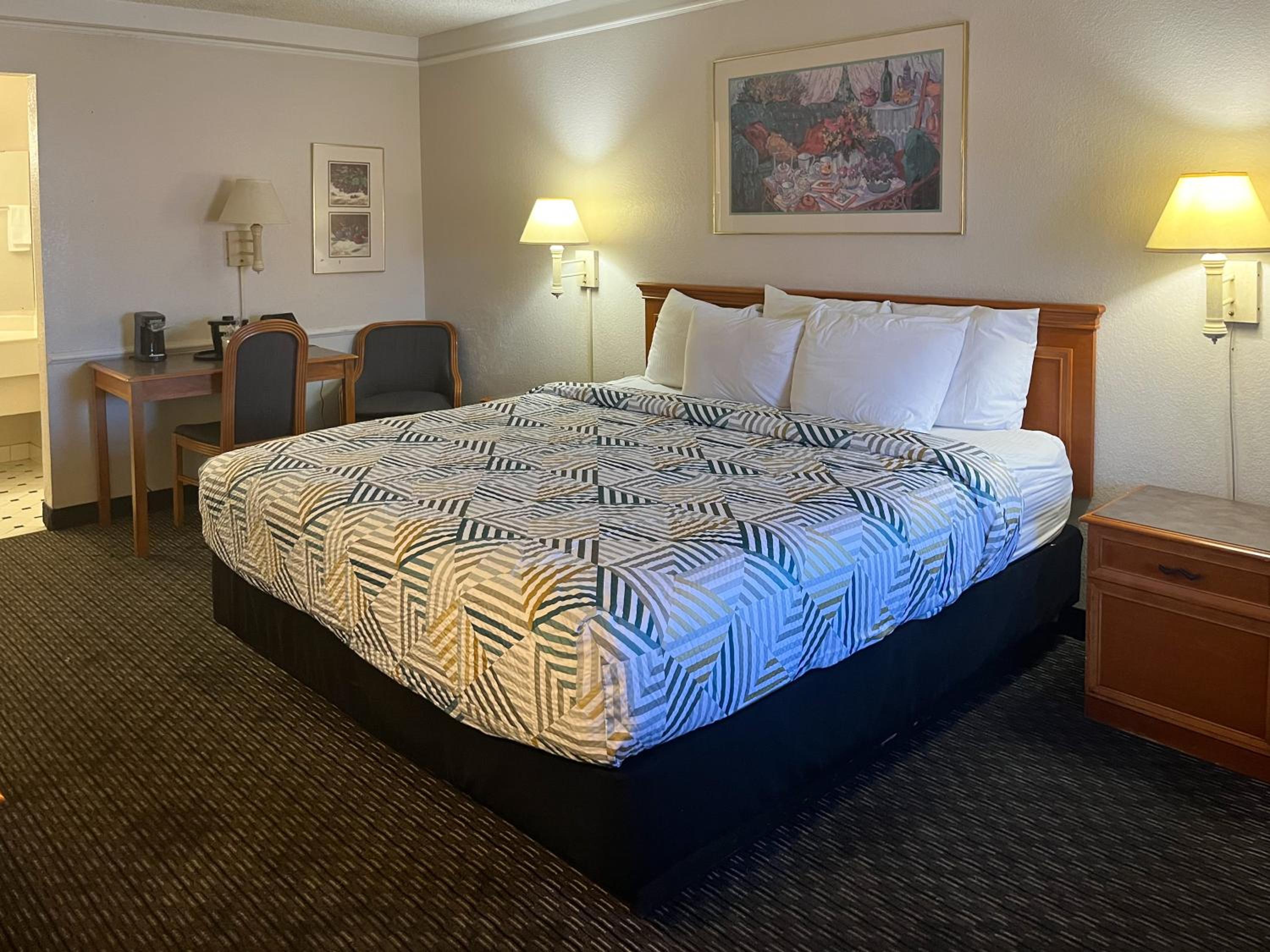 ROOM, KING BED