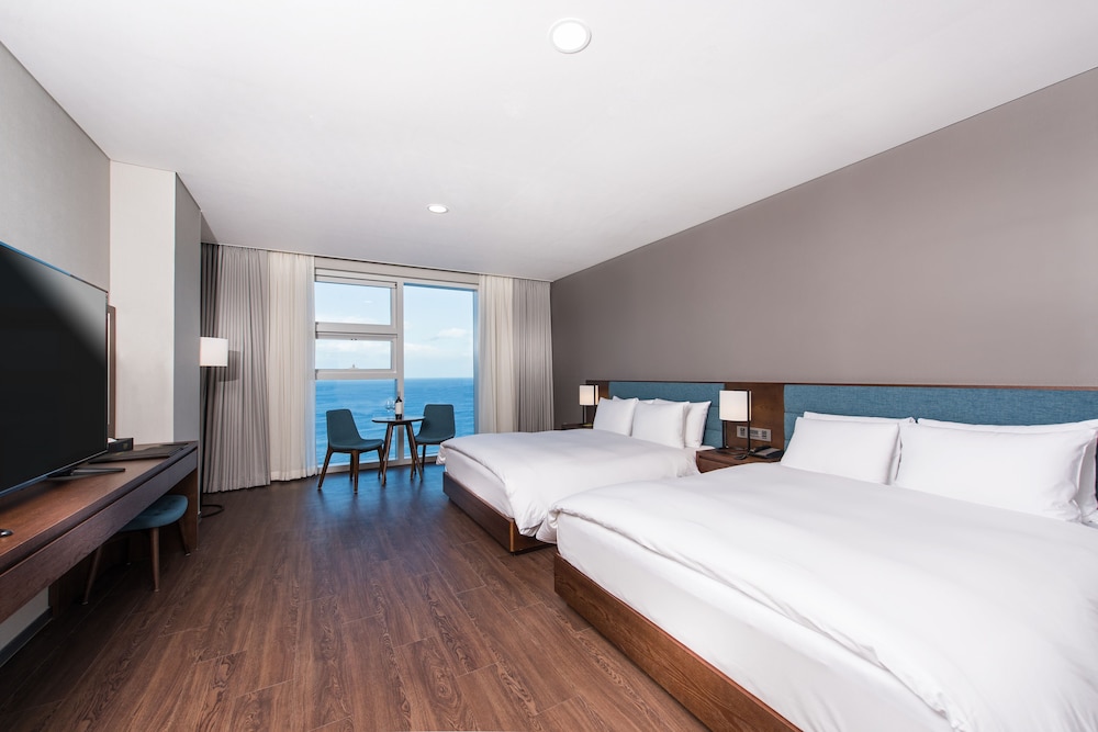 PREMIUM, DOUBLE BED, PARTIAL OCEAN VIEW, HIGH FLOOR
