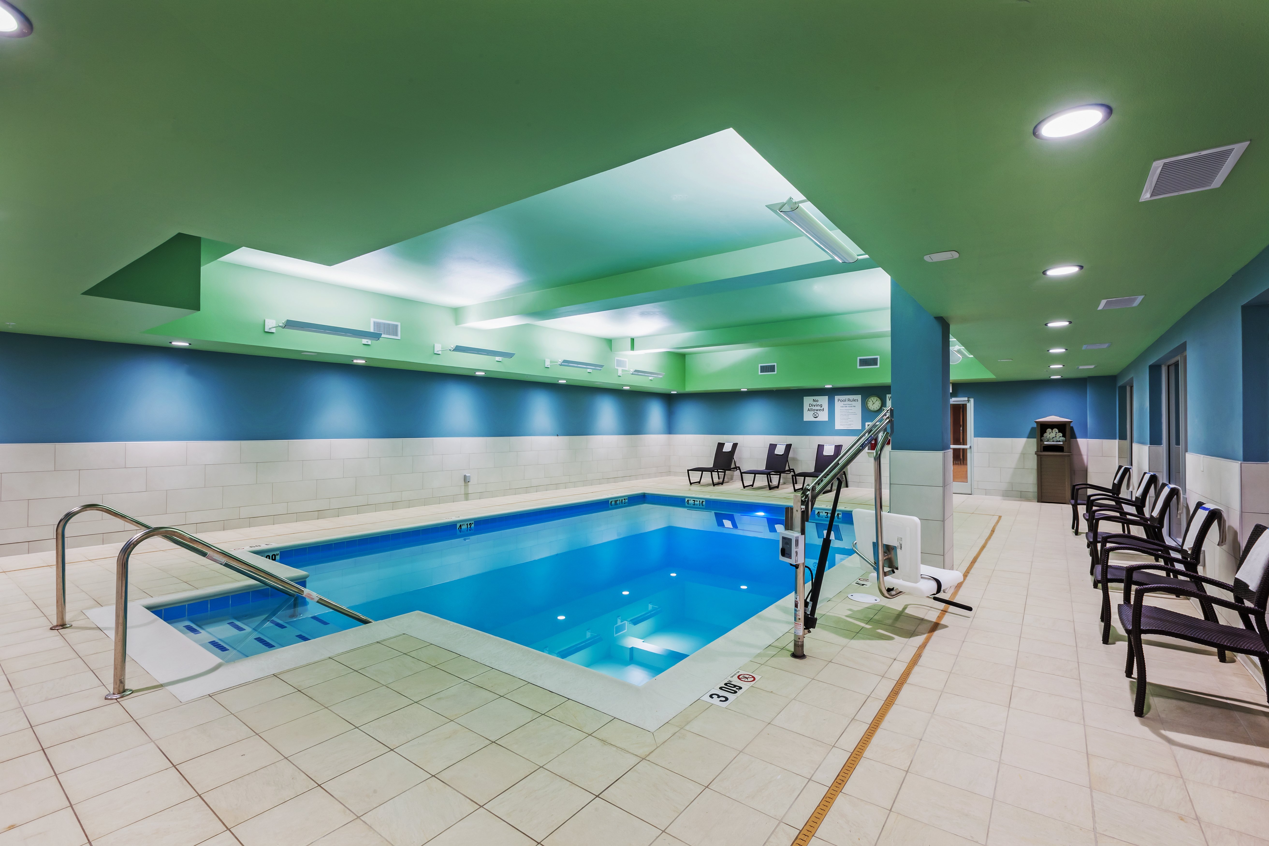 Holiday Inn Express Suites Chanute 27/46