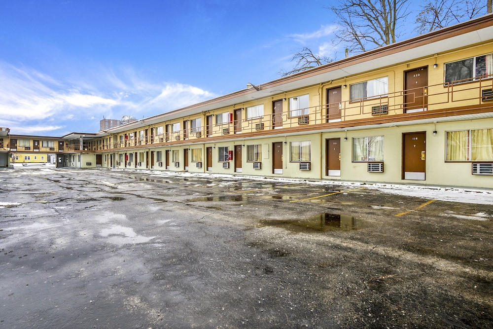 OYO Hotel Downtown Peoria I-74 51/58