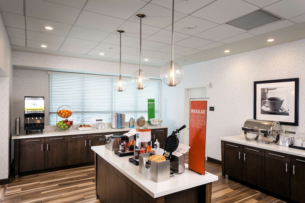 Hampton Inn Suites By Hilton Seattle Northgate 38/53