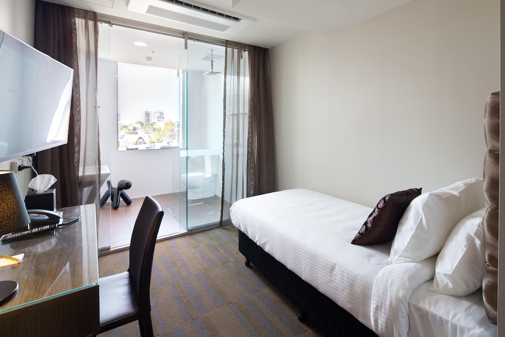 57 HOTEL 9/46