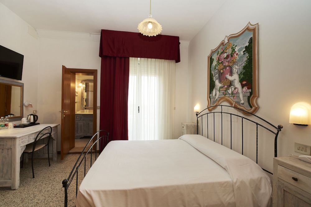 RENOVATED, 2 BEDROOMS, ROMANTIC, CONNECTING, SUITE, OCEAN FRONT
