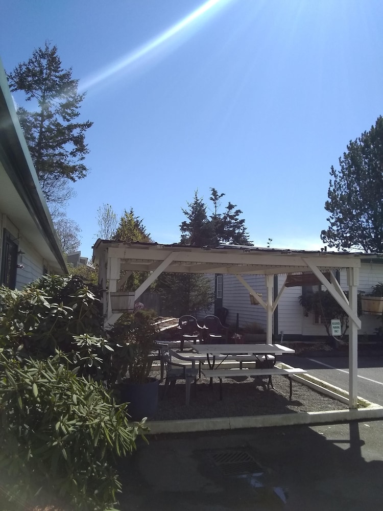 The Orca Inn 66/71
